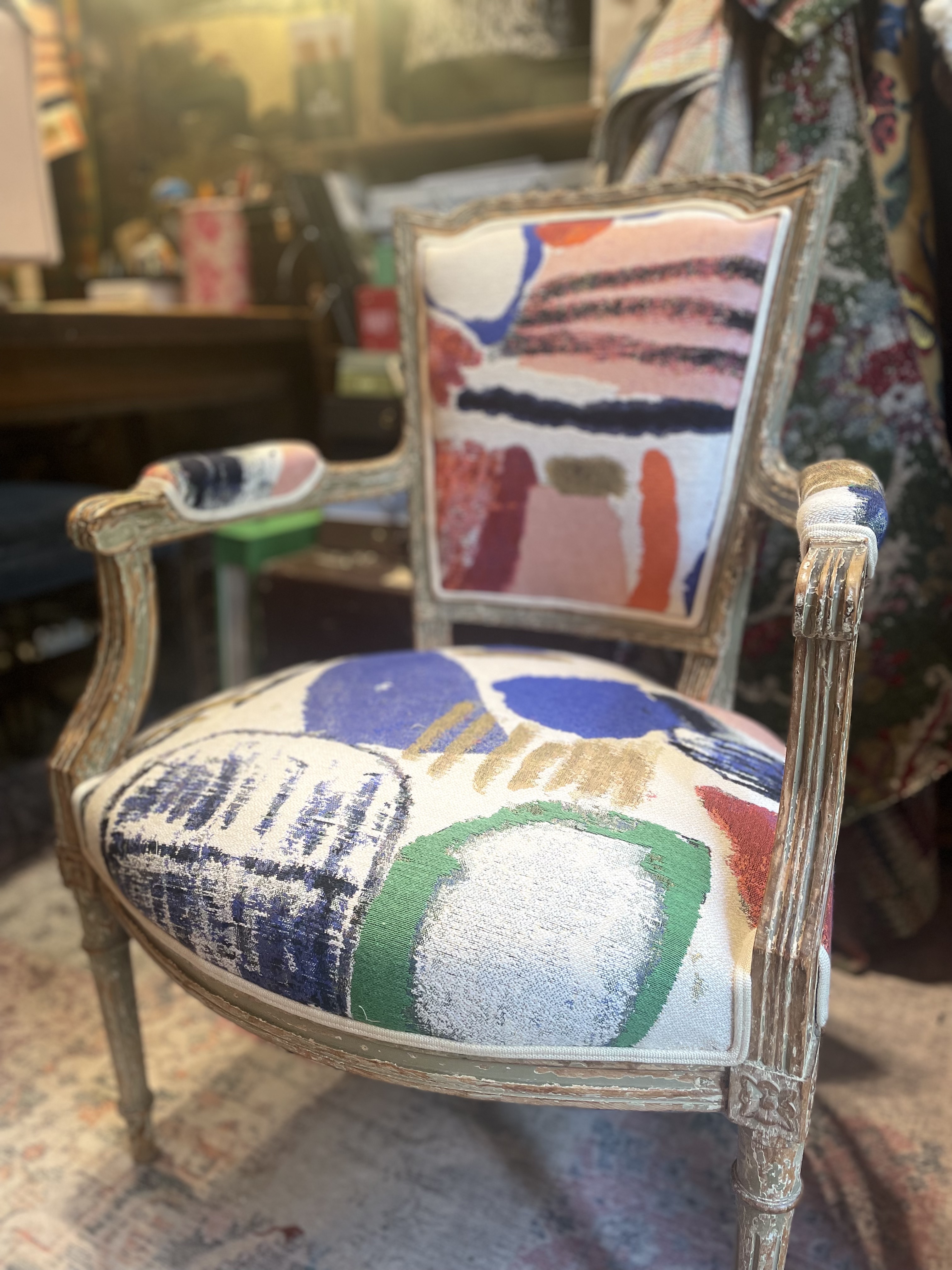 Fauteuil Cabriolet Louis XVI rénové avec le tissu La Toile du Peintre de chez Pierre Frey