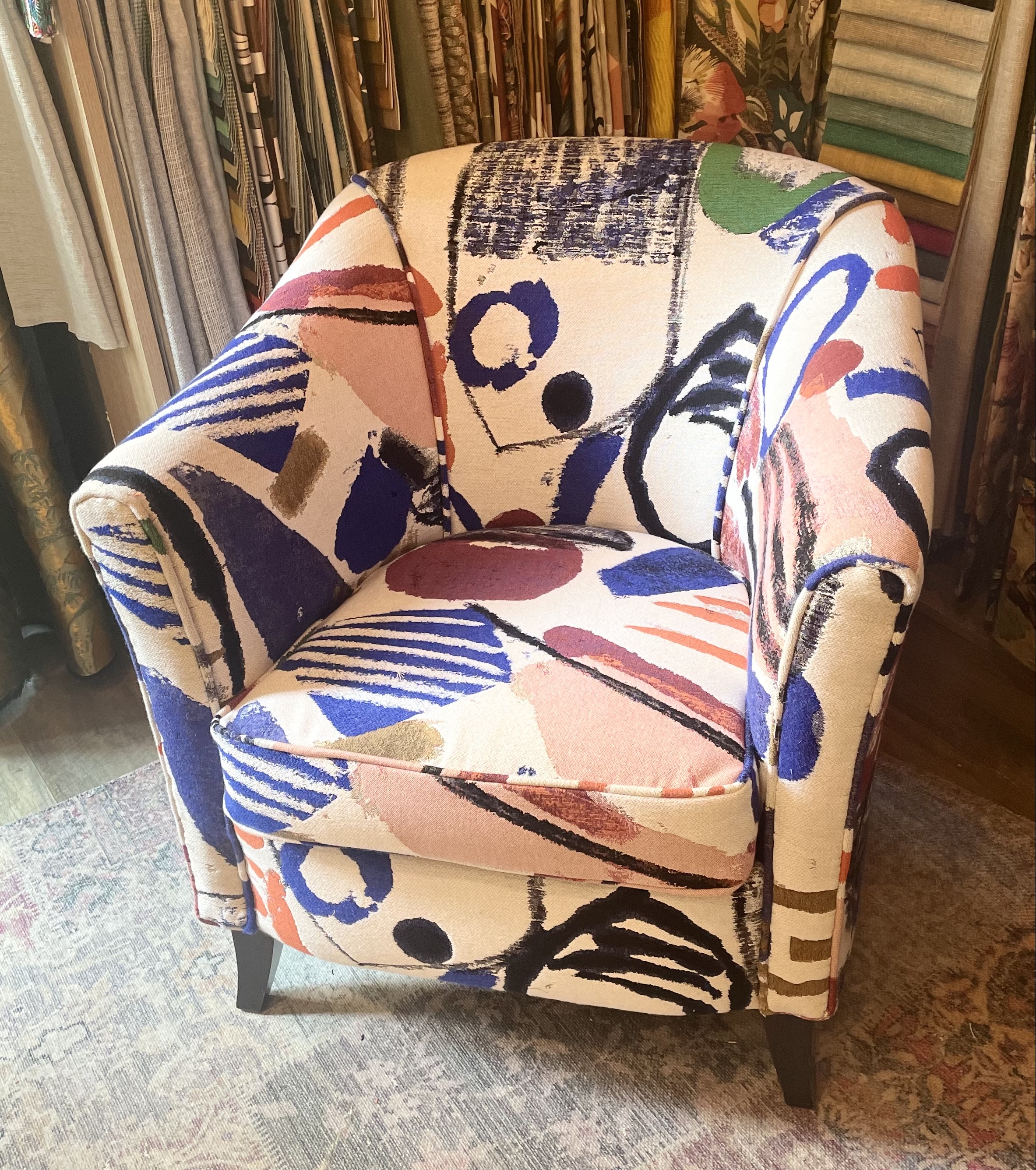 Fauteuil tonneau recouvert avec le tissu La Toile du Peintre Pierre Frey