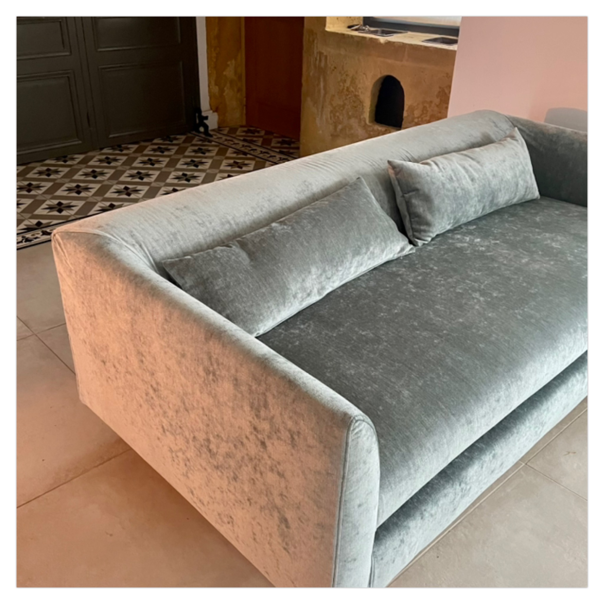 Le canapé SLEEK recouvert du velours ZARAGOZA Aqua. 