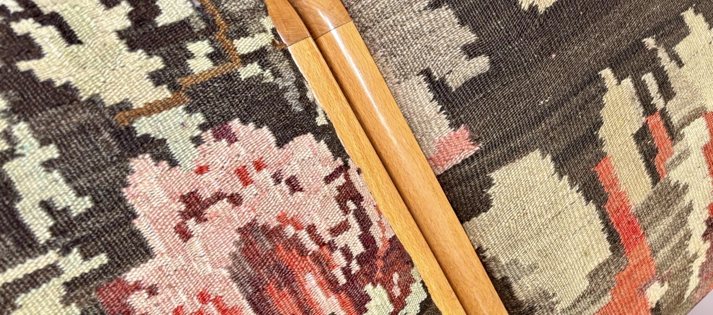 Réfection-chaise-Baumann-Kilim-Moldave-Tapissier-Lyon