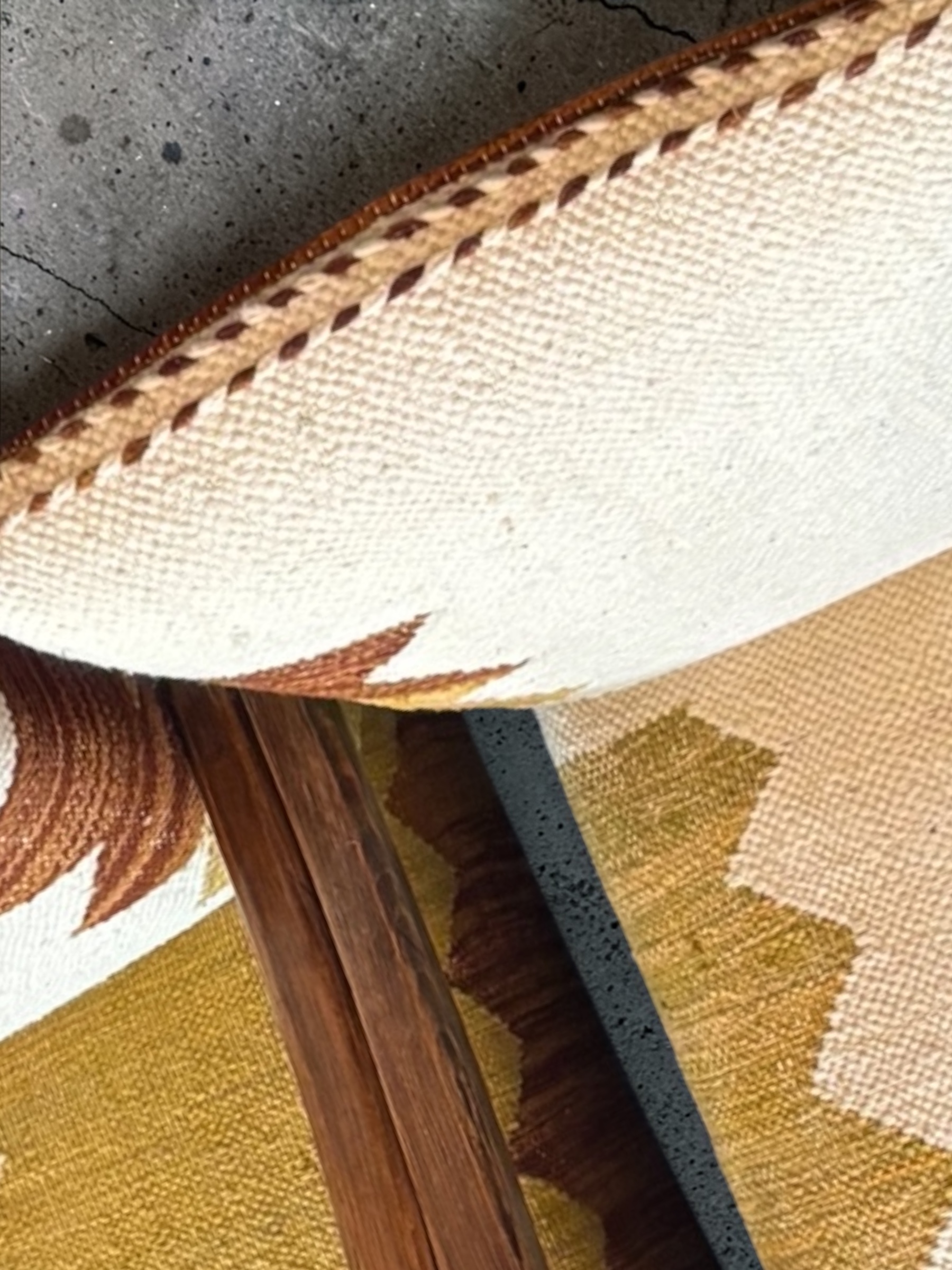  Vue dessus Fauteuil Studio recouvert avec un tapis marocain - Atelier Anne Lavit Lyon