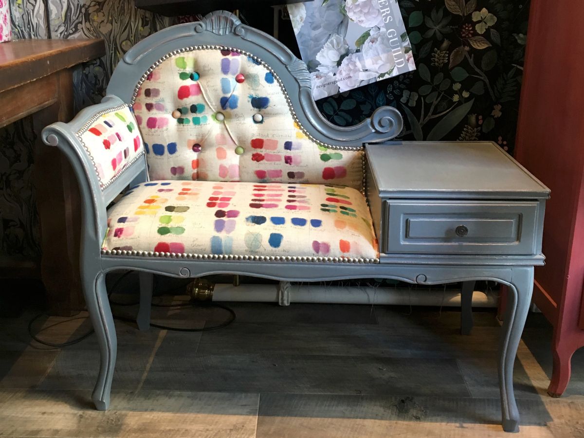 Meuble téléphone vintage restauré à Lyon — Élégance retrouvée avec John Derian et Designers Guild