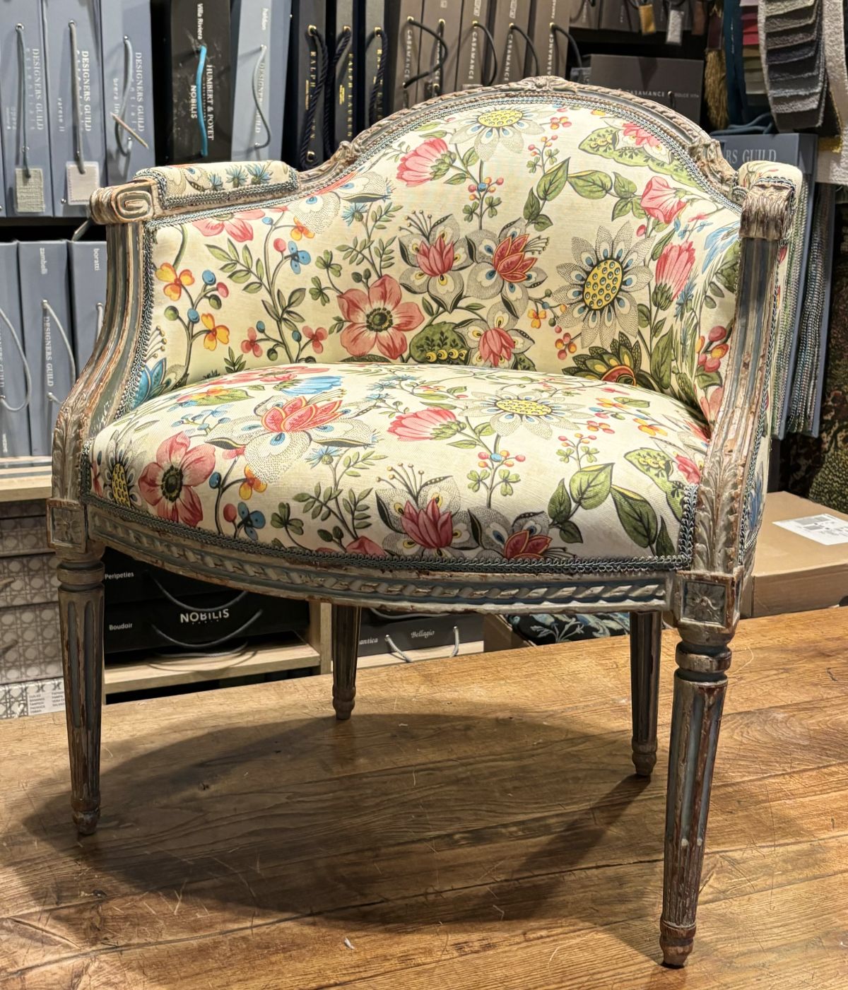 fauteuil ancien rénové avec un tissu a fleurs de chez John Derian (Designers Guild)