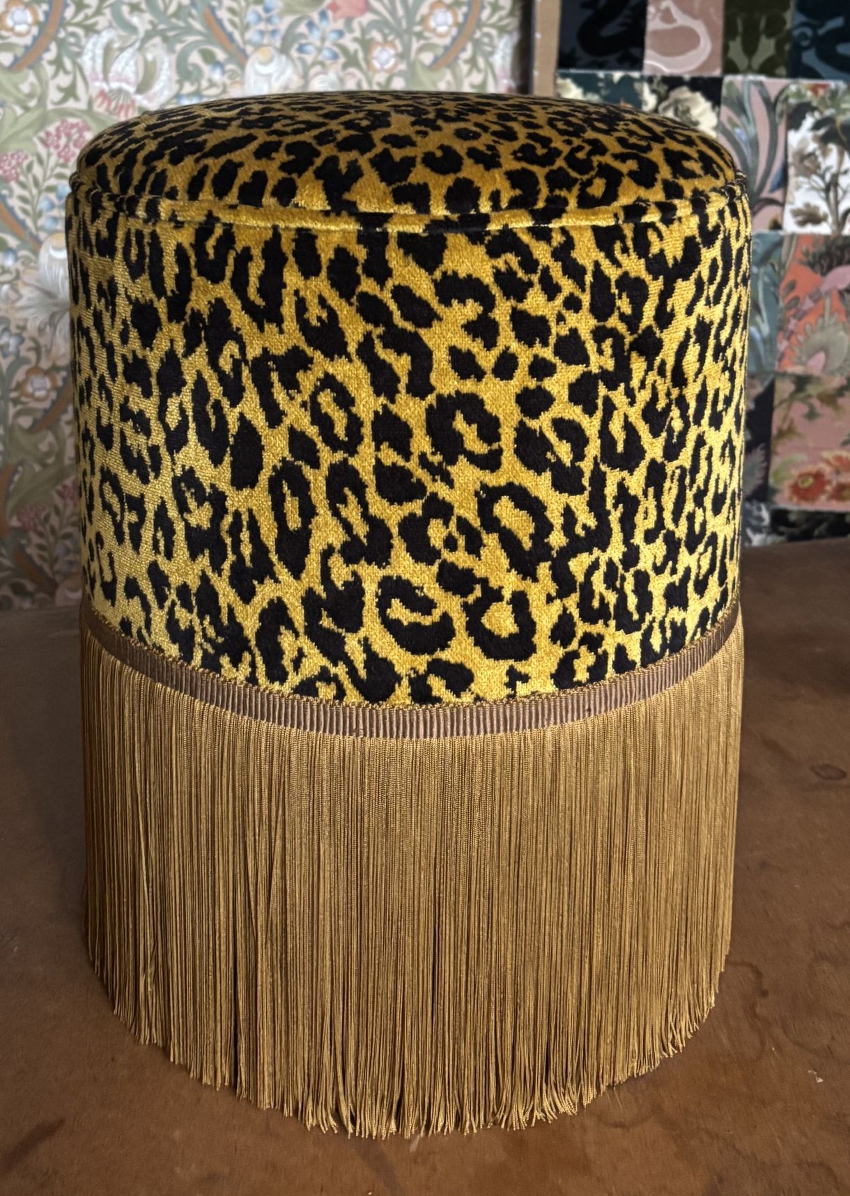 Pouf réalisé à l'Atelier Anne Lavit Lyon avec velours Léopard Edmond Petit
