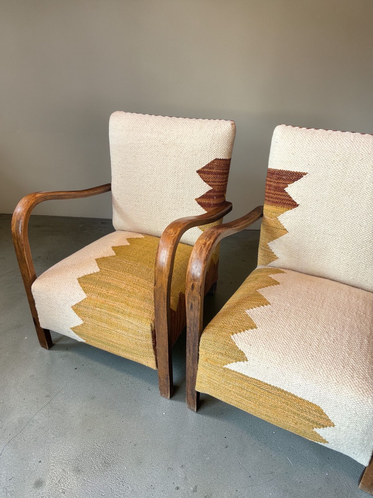 Fauteuils Art Déco retapissés avec tapis marocain ocre et crème, en miroir, Atelier Anne Lavit Lyon