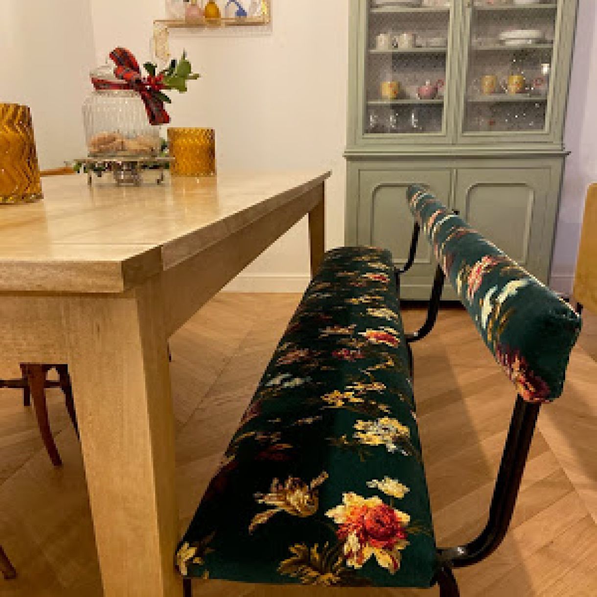 Banc scolaire tapissé avec un velours de coton de chez House of Hackney