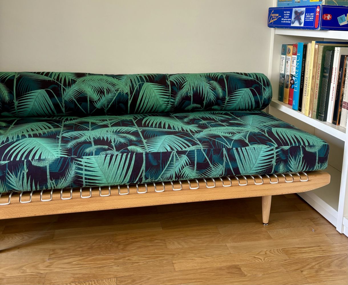 Daybed Vintage Réinventé : Coussins Sur-Mesure en Tissu Cole & Son PALM JUNGLE à Lyon